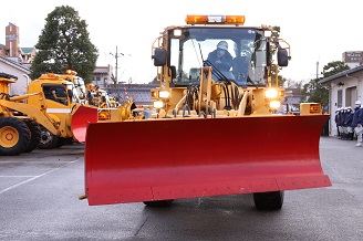 写真：防災公園を出て除雪に向かう除雪車両