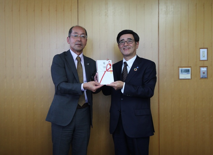 写真：一緒に目録を持つ土生田副市長(左)と小林副委員長(右)