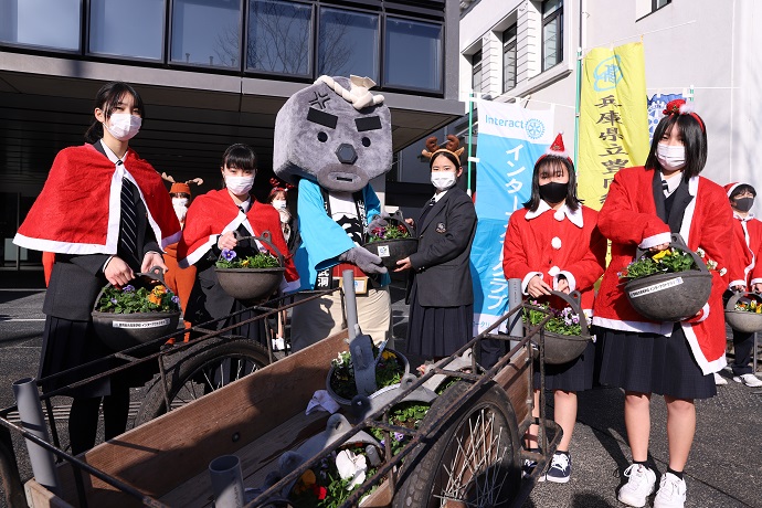 写真：会長の寺尾凛さんから玄さんにプランターが手渡されました