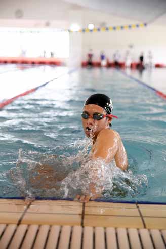 写真：帰省し、市内の運動施設で泳ぎを披露する小西選手