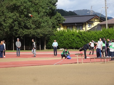 写真：ボール投げの様子