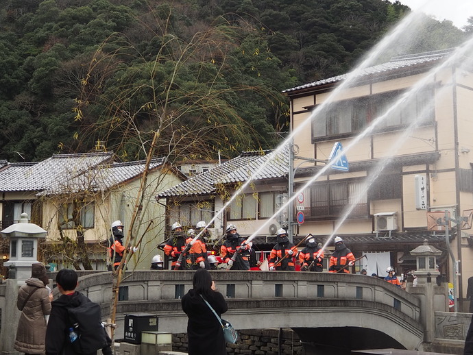 写真：放水演技