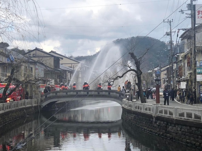 写真：放水演技