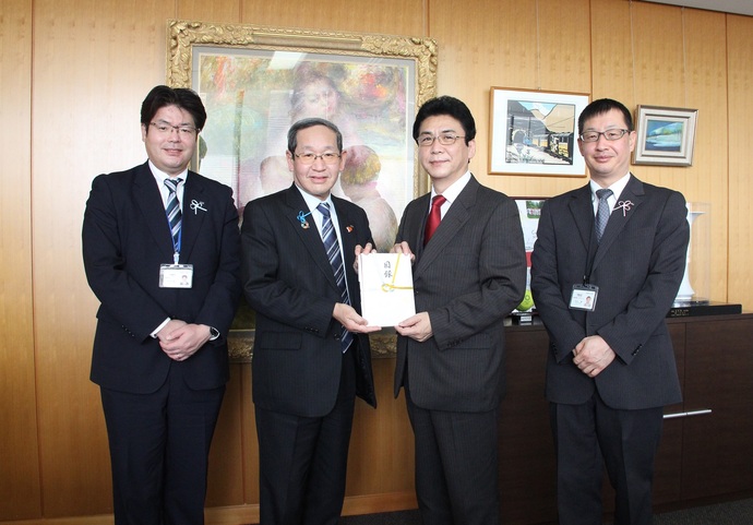 写真：目録を手にする竹内社長と関貫市長