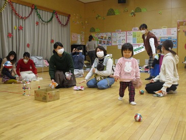 写真：親子遊びの様子