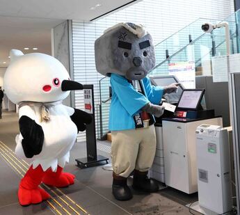 市役所本庁舎1階に設置の証明書発行機器て手続きする玄さんの写真