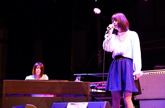 写真：ピアノとボーカルの2人組ユニット「Applepie」