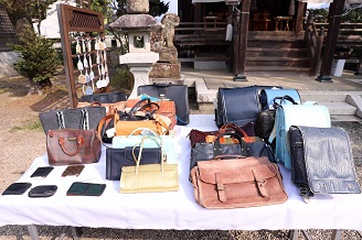 写真:集まった鞄と財布。中には静岡から届いたものも