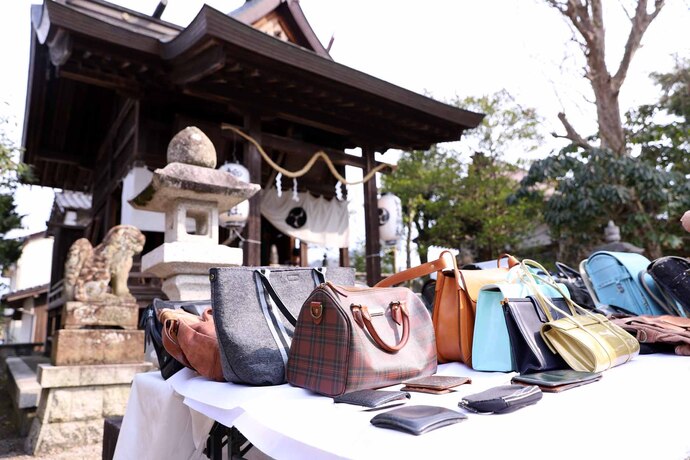 写真:柳の宮神社に集まった鞄や財布