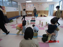 写真：親子で手遊びの様子