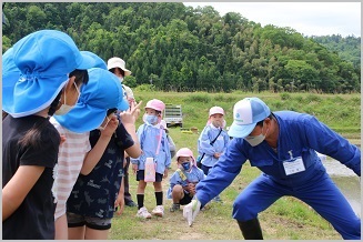 写真：五荘奈佐幼稚園児の田植え体験5