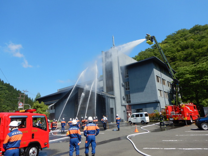 写真：城崎分署のはしご車と放水訓練