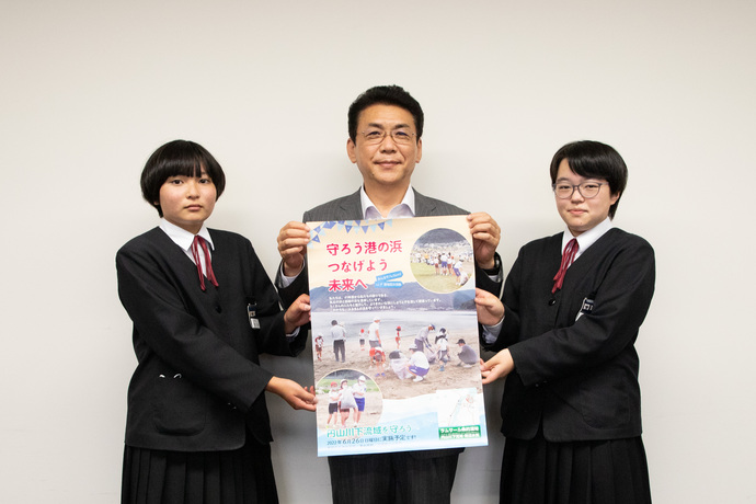 写真：二人の港中学生と関貫市長