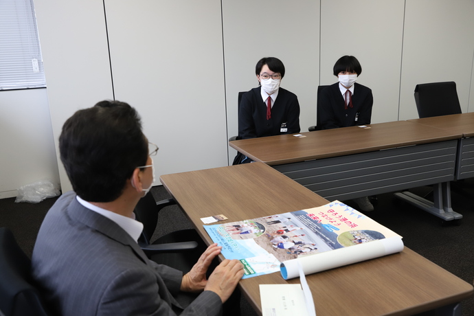 写真：関貫市長と話す中学生