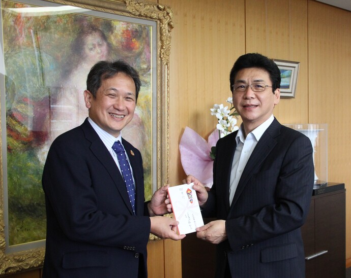 写真：目録を手にする石脇社長と関貫市長