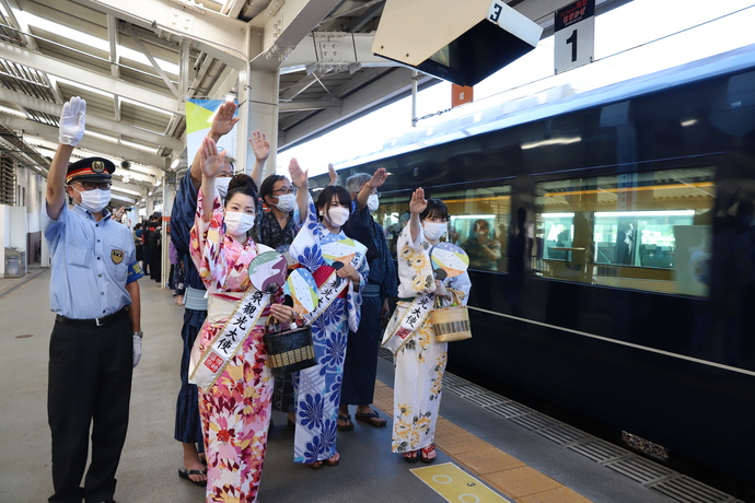 写真：大阪行き列車を見送り