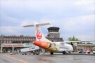 写真：機体にコウノトリがペイントされている「ATR42－600」(中央) 世界ラリー選手権で走行したTOYOTAの「ヤリスWRC」(右)