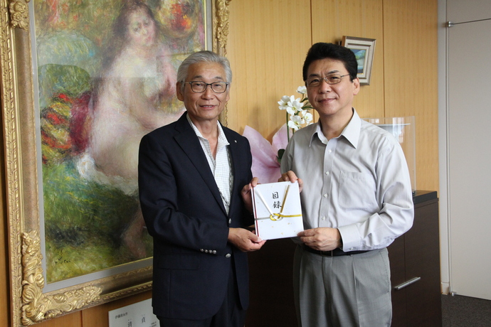 写真：寄付金を贈呈する株式会社北近畿緑地建設代表取締役の大田垣修二さん（左）と関貫市長（右）