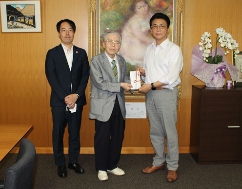写真：風信書道会から寄付を受け取る関貫市長