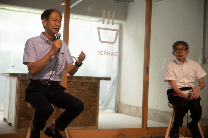 写真：高宮浩之会長と平田オリザフェスティバルディレクター