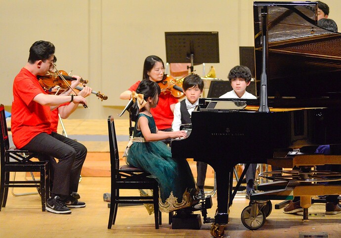「第10回おんぷの祭典」キッズコンサートで演奏するジュニアソリスト