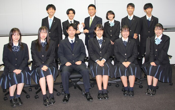 写真：生徒会の皆さんと関貫市長