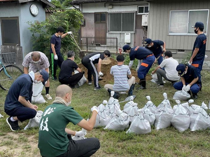 写真：松枝区　土嚢作成・積み上げ訓練の様子