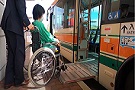 写真：車いすでバスに乗る様子