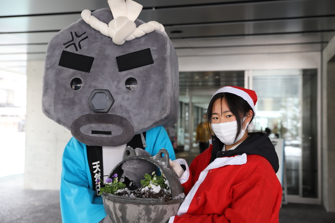 写真:玄さんがプランターを受け取りました