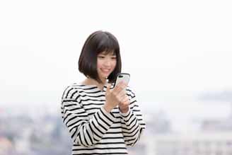 写真：スマホを見る女性