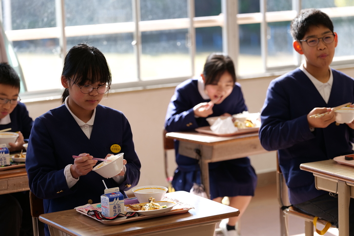 五荘小学校児童が給食で無農薬米を食べている画像