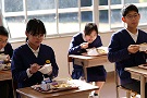 市内公立小中学校の給食にコウノトリ育む農法の無農薬栽培米を提供