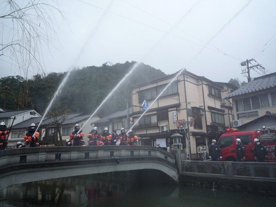 写真:一斉放水