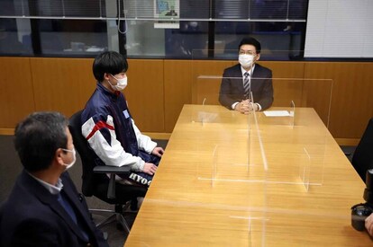 写真：激励会の様子(会話をする宮田選手と市長)
