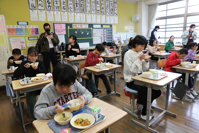 写真：給食を食べる児童