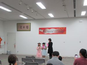 中国語で歌を披露する親子