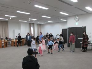 だるまさんがころんだをする子どもたち