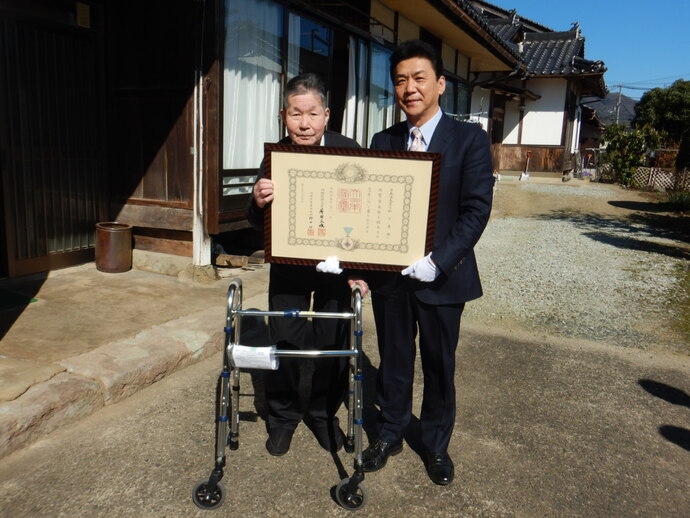 叙勲伝達式での松下氏と関貫市長