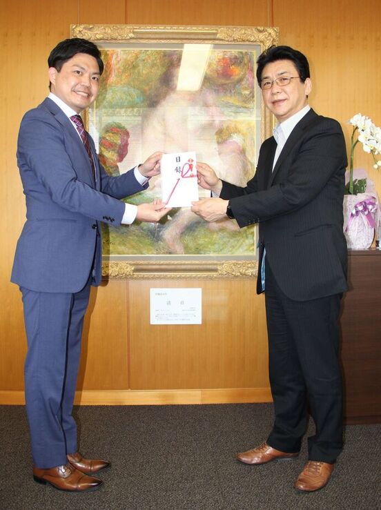 写真：一緒に目録を持つ福田店長(左)と関貫市長（右）