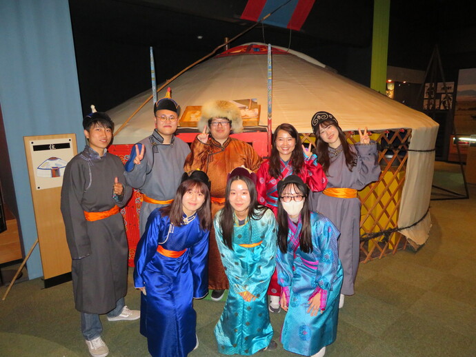 学生フォーラム　モンゴルの民族衣装を着た写真