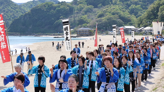 写真：地域住民による踊りの列