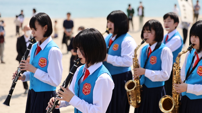 写真：演奏する竹野中学校吹奏楽部
