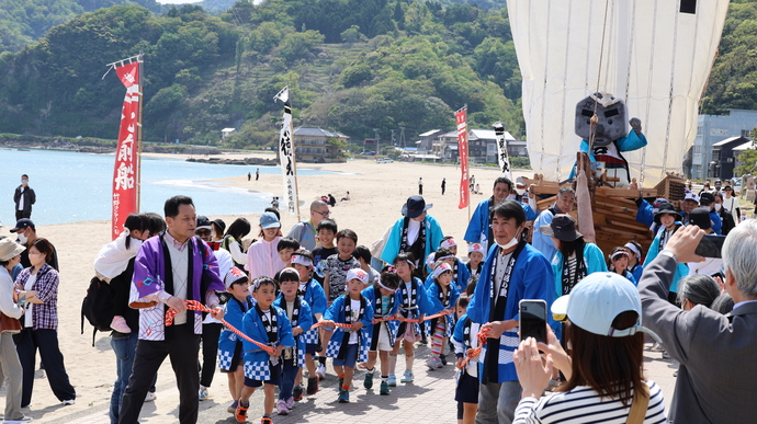 写真：子どもたちが玄さんの乗った北前船を引く