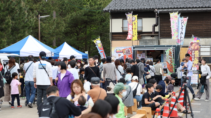 写真：屋台に並ぶ人たち