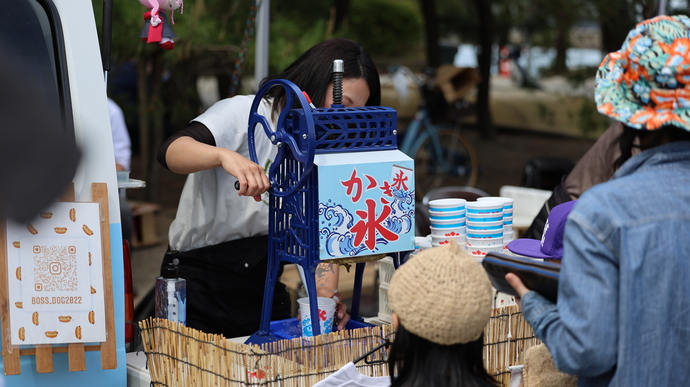 写真：かき氷をまつ親子