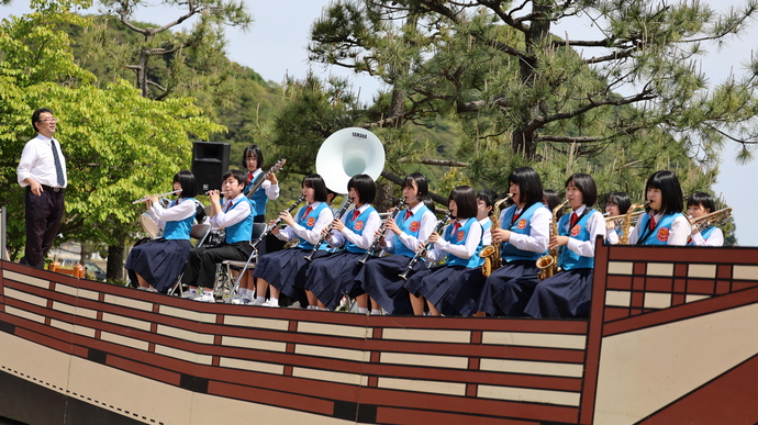 写真：ステージでの吹奏楽部演奏