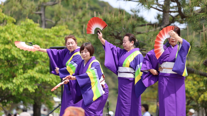 写真：日舞を踊る4人の女性