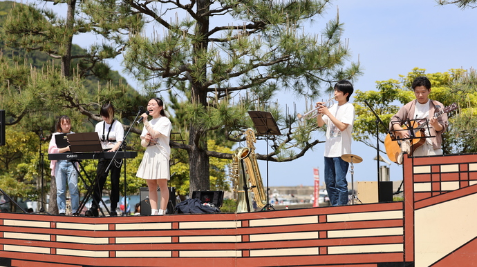 写真：ステージ上で演奏する学生たち