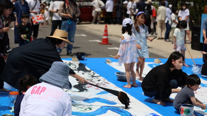 写真：ライブペインティングを楽しむ子ども