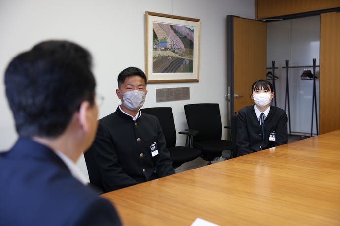 写真：市長室で市長と話す2人の中学生